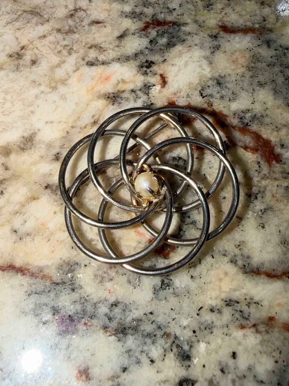 Beau Silver Interlocking Circles Pearl Brooch